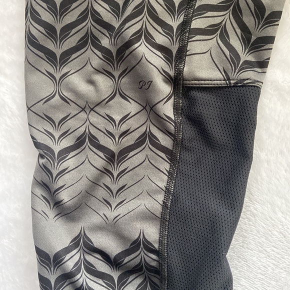 Pearl Izumi Size XL Gray & Black Capri Leggings Purple Trim Back Zip Pocket - Picture 4 of 15